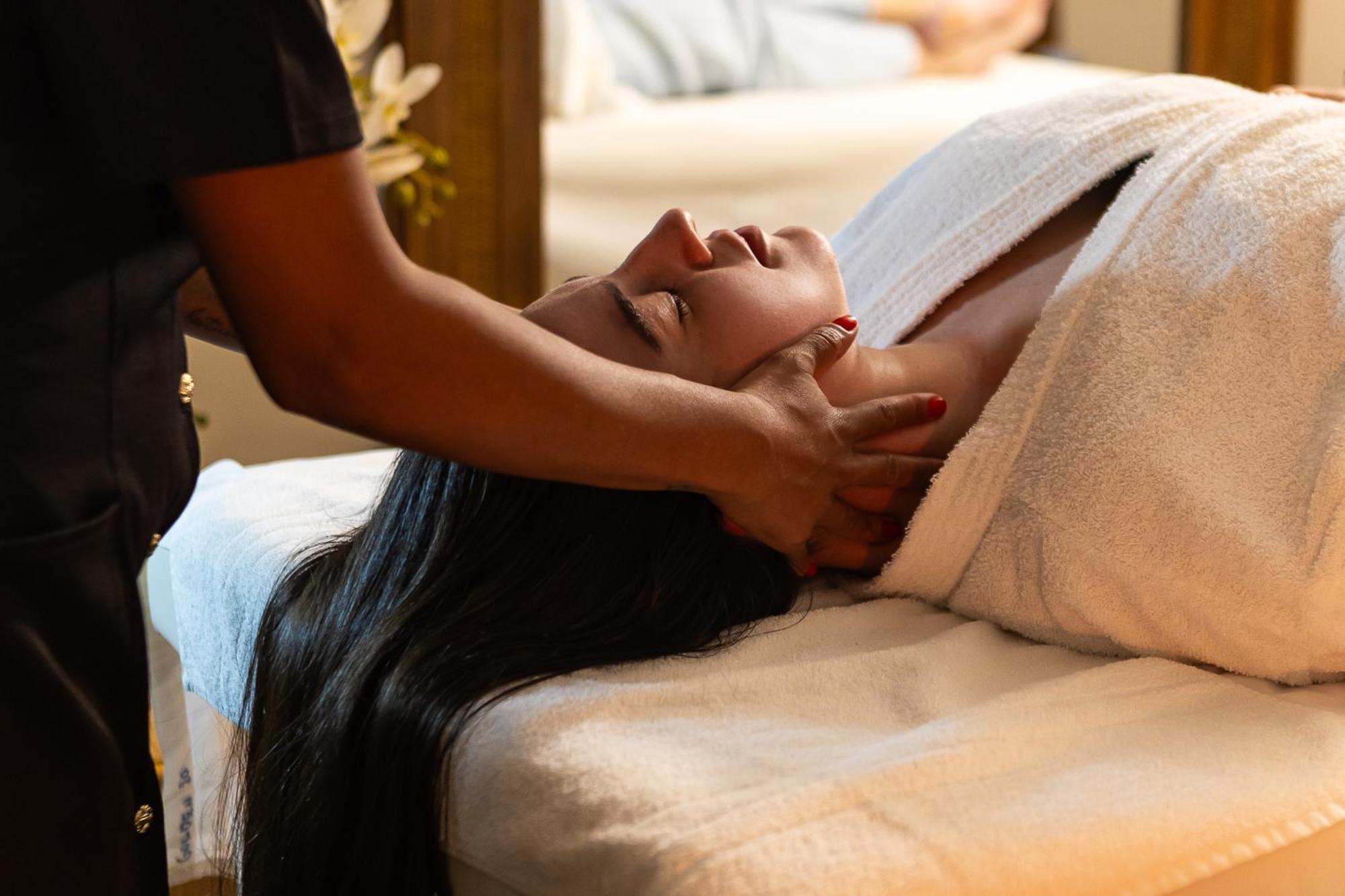 Hotel Golden Park All Inclusive Pocos De Caldas By Nacional Inn Ngoại thất bức ảnh A woman receiving a head massage