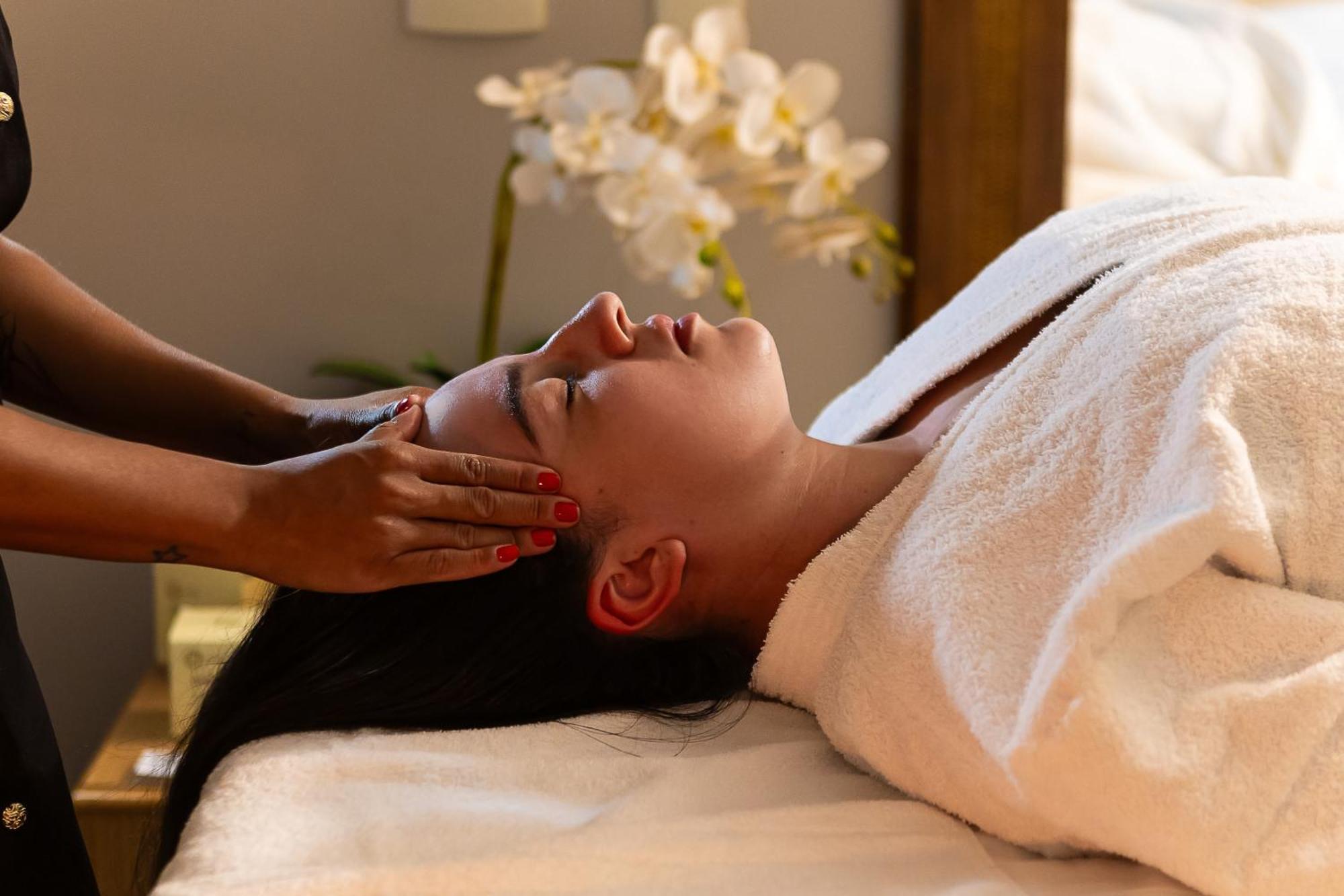 Hotel Golden Park All Inclusive Pocos De Caldas By Nacional Inn Ngoại thất bức ảnh A woman receiving a facial massage